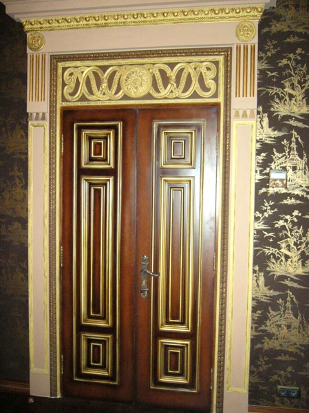 http://amurles.ru/images/elitnye_derevyannye_dveri/dveri_s_nalichnikami.jpg