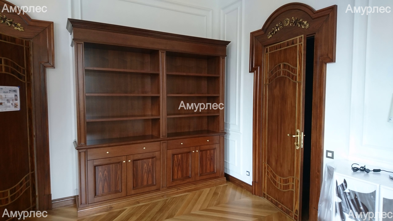 Встроенный шкаф для книг массив дуба, филенки шпон палисандра