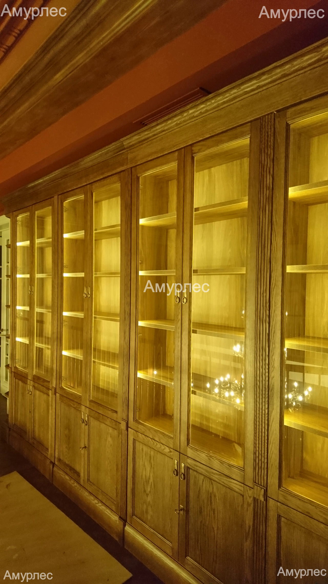 Библиотека в доме, шкафы в классическом стиле из дуба с подсветкой