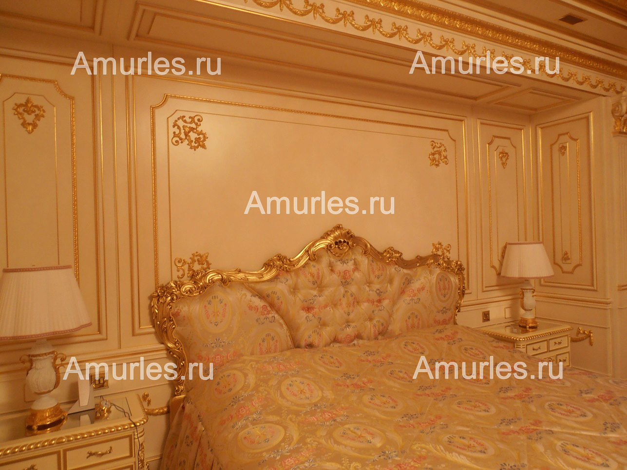 Панели стеновые для кровати в интерьере спальни из массива и шпона ореха, отделка эмалью