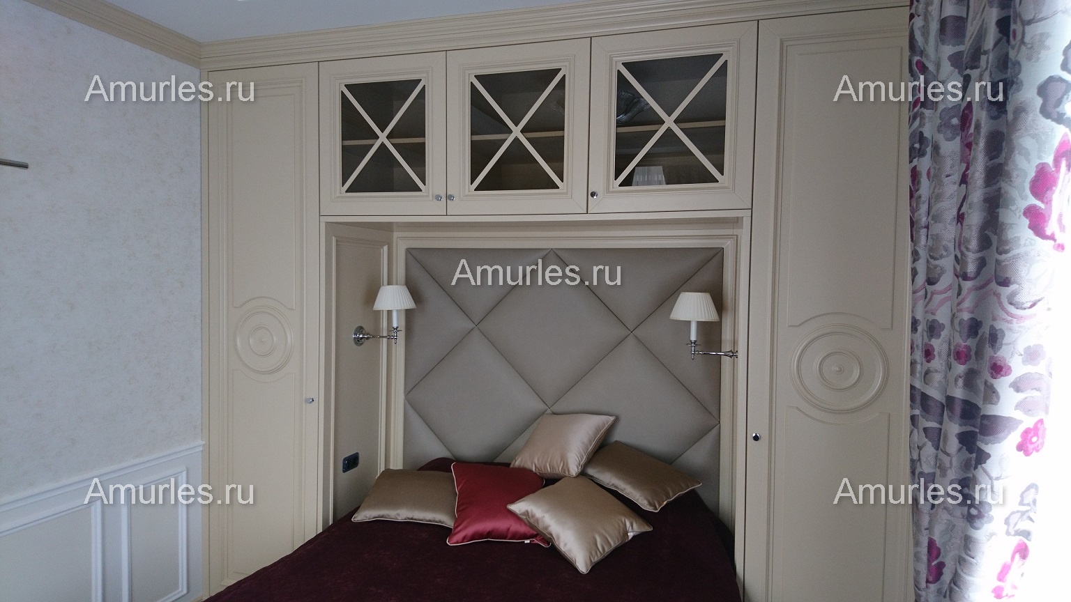 Панели встроенные между шкафами в спальной комнате в классическом стиле