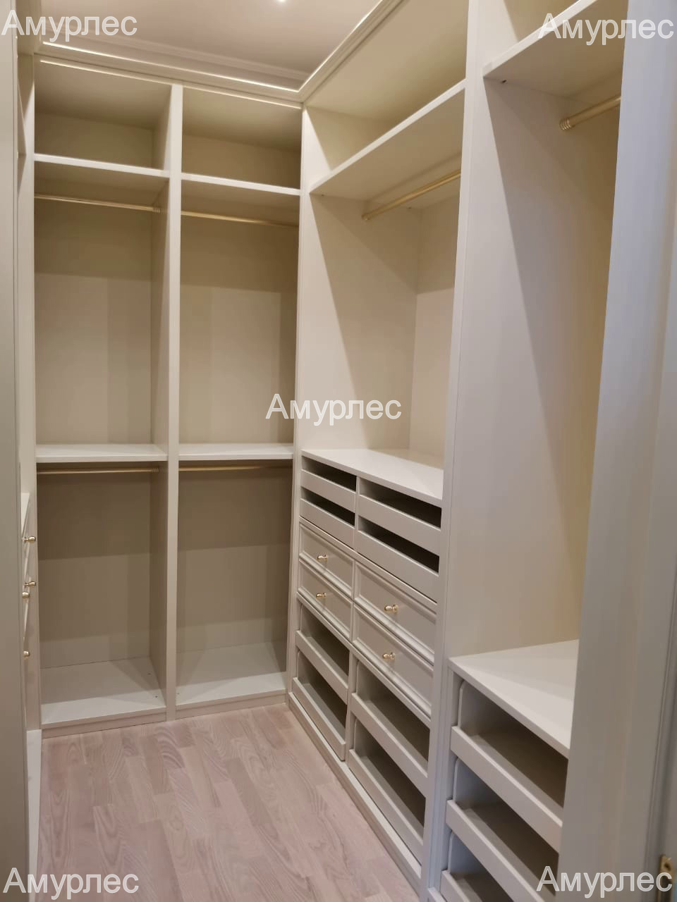 Шкафы в гардеробную комнату с выдвижными ящиками, шпон беленый дуб