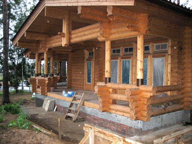 Завершение строительства бревенчатого дома из цилиндрованного бревна Amurles.ru