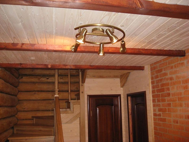 Интерьер деревянного дома с лестницей Amurles.ru