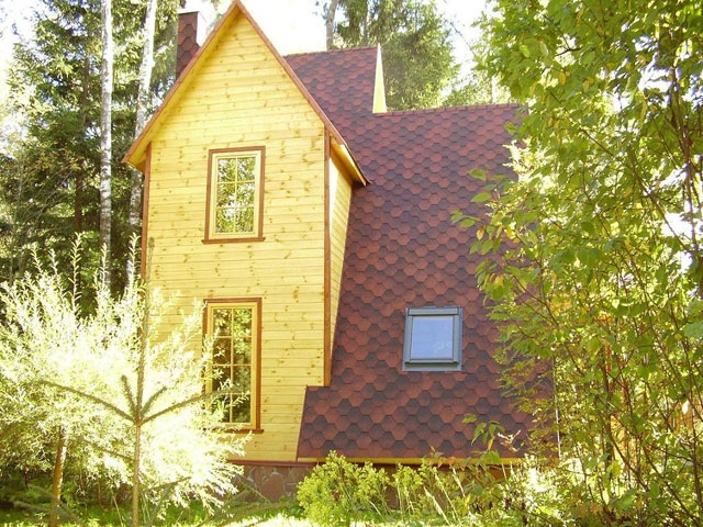 Проект деревянного дома с покатой крышей и мансардными окнами Amurles.ru