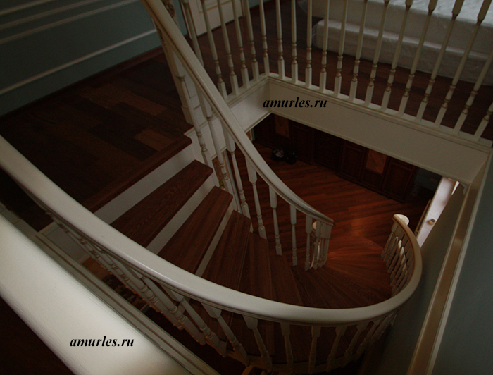 Белая винтовая деревянная лестница на тетиве Amurles.ru
