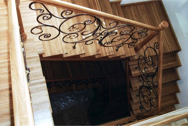 Деревянная лестница с кованым ограждением