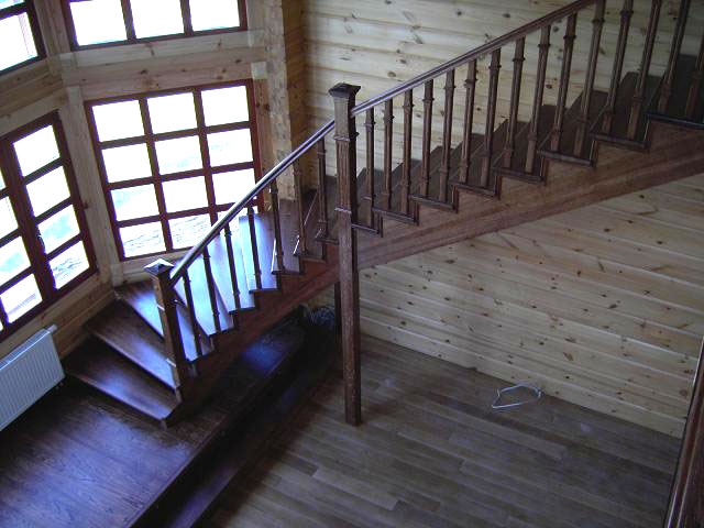 Лестница из дуба в деревянном доме Amurles.ru