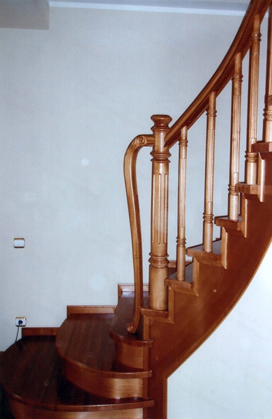 Изящная лестница с радиусными заходными ступенями Amurles.ru
