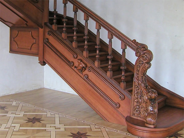 Массивная деревянная лестница с резным окончанием поручня Amurles.ru