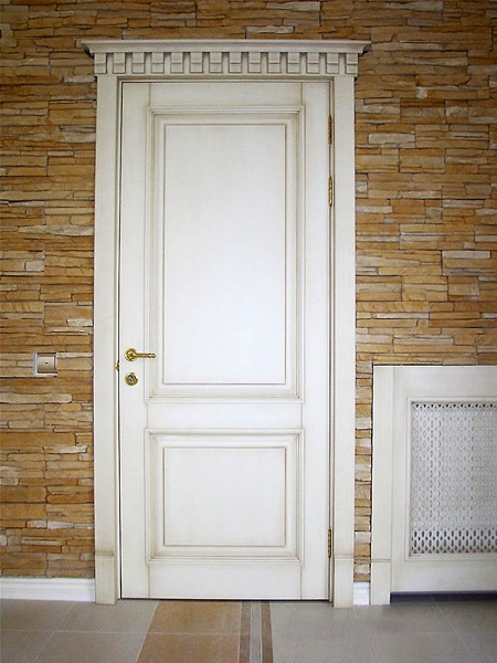 Белая филенчатая дверь с резным наличником Amurles.ru