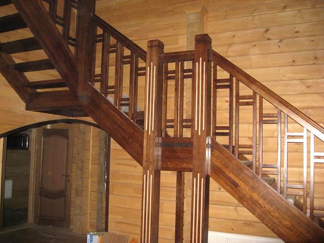 Лестница в интерьере дома из бруса Amurles.ru