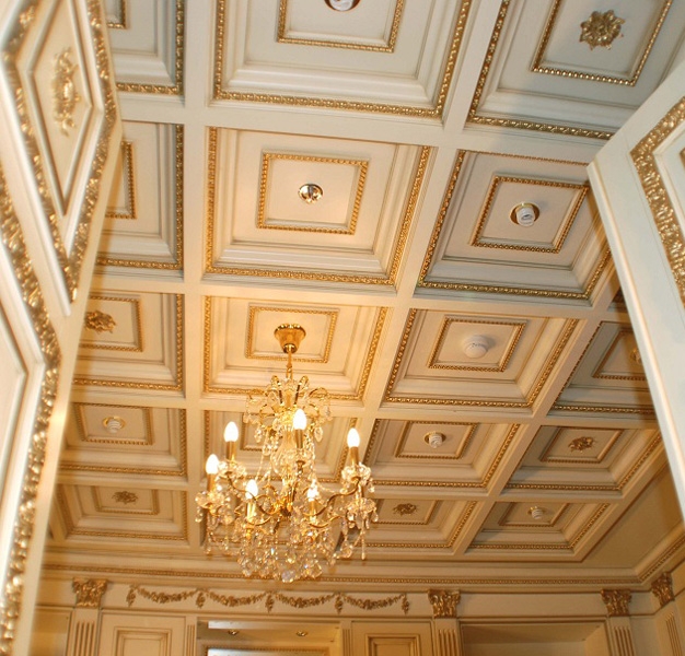 Потолок с резным декором, покраской белой эмалью и золочением поталью по профилям Amurles.ru