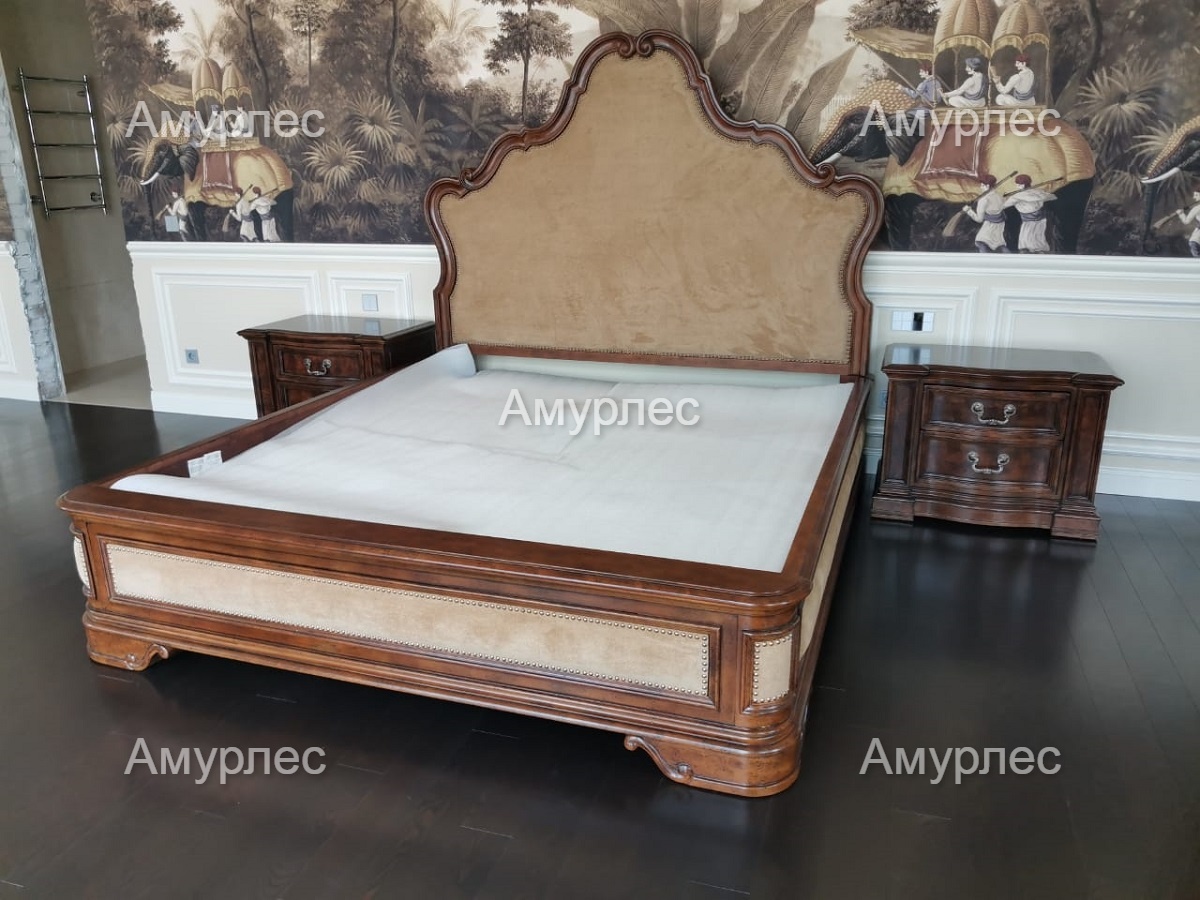 Кровать из массива американского ореха в колониальном стиле