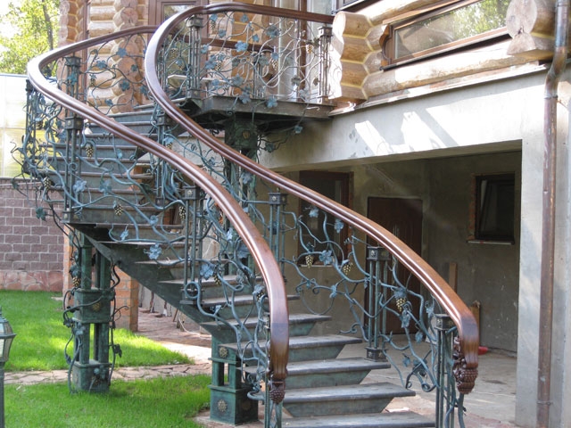 Лестница с кованым ограждением и деревянным поручнем Amurles.ru